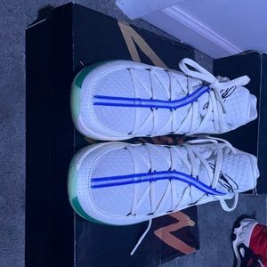 LeBron 17 Low “Glow in the Dark”